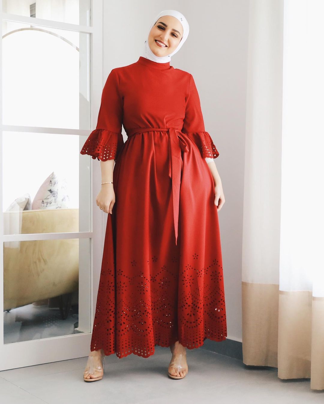 فستان أحمر مربوط على الخصر
