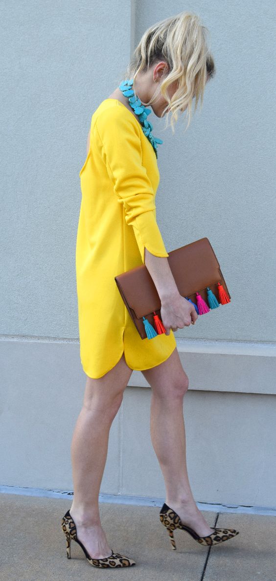 الفستان الأصفر مع حذاء كعب بنقشة النمر وأكسسوارات ملونة