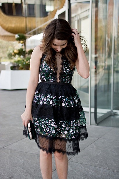 فستان أسود مطبّع بالورود بتصميم أنثوي