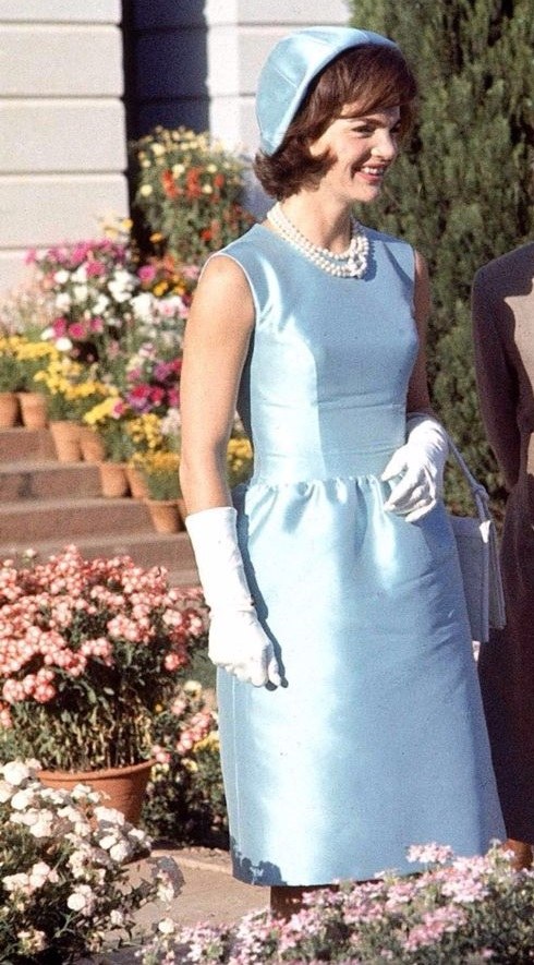 فستان جاكلين كينيدي الكلاسيكي