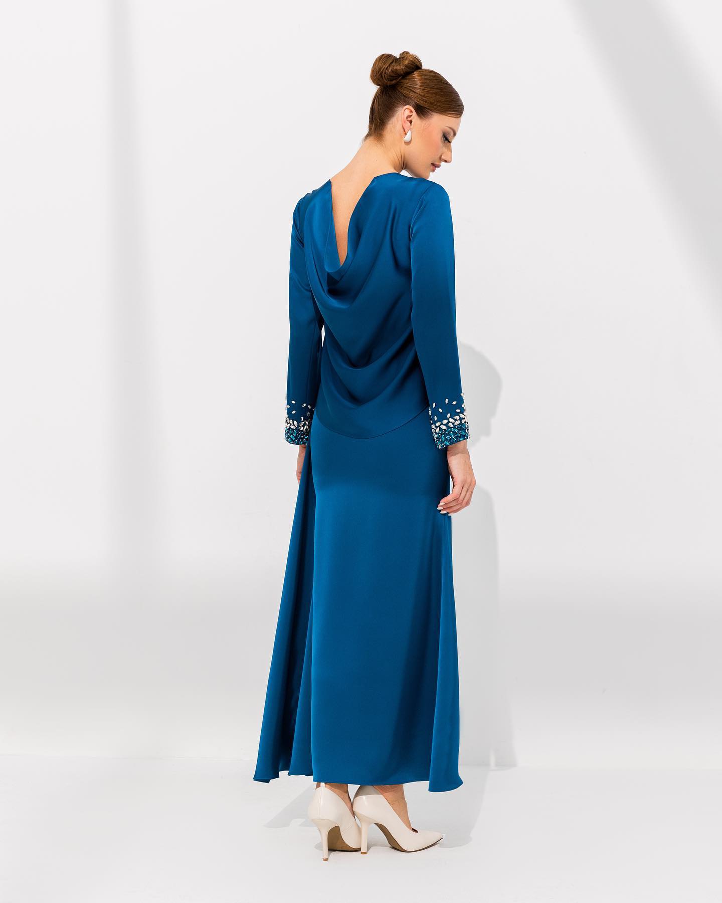 فستان ساتان أزرق طبقتين مع حبات الستراس
