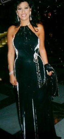 الفستان الأسود مع لمسات من الفضّي