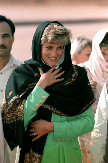 كيت ميدلتون تشع جمالاً في الحجاب خلال زيارتها إلى باكستان 4
