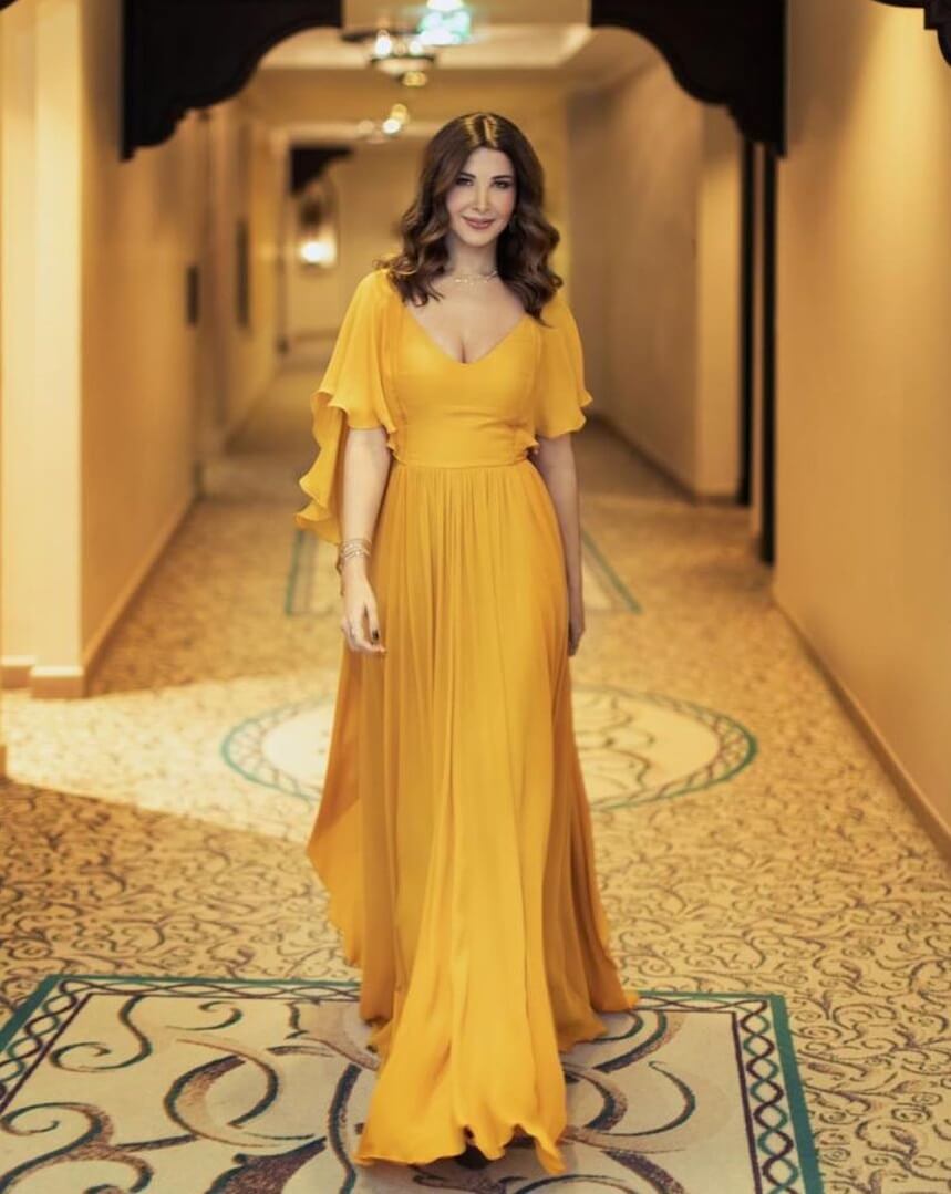 فستان أصفر حيوي على طريقة نانسي عجرم