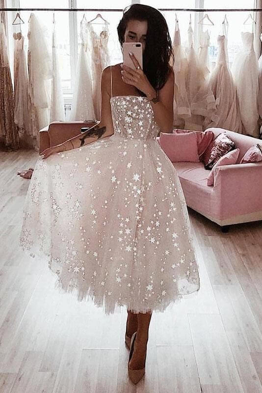 فستان أبيض مزيّن بالنجوم البرّاقة