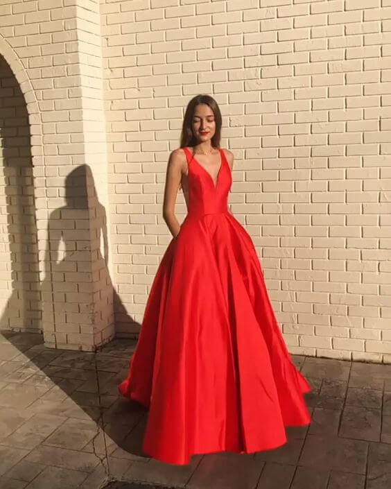 فستان احمر بأسلوب قصة الأميرات