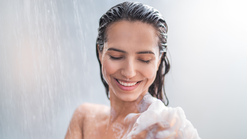  الاستحمام دون صايون مفيد للبشرة 