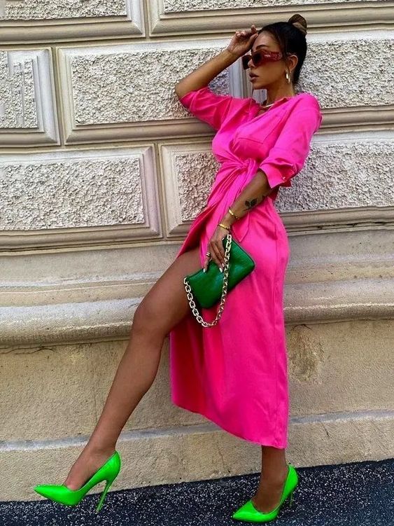 تنسيق فستان فوشي مع حذاء كعب باللون الأخضر الفوسفوري