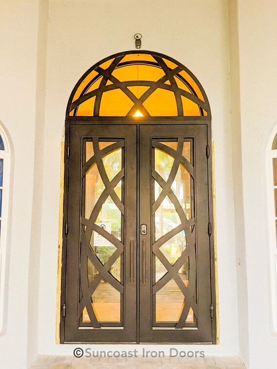 باب حديد بني مع زجاج