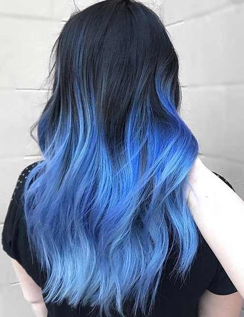 الأزرق الفاتح مع الشعر الأسود