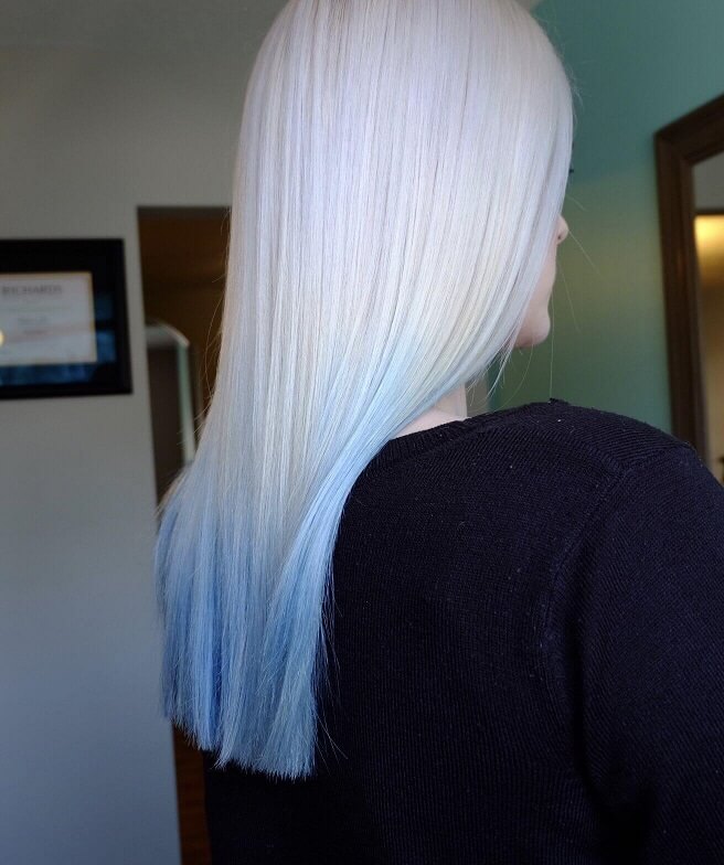 صبغة شعر ثلجي بلاتيني مع أزرق على الأطراف