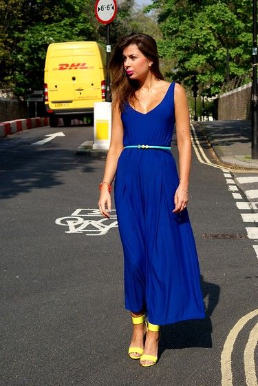 تنسيق فستان أزرق مع حذاء أصفر