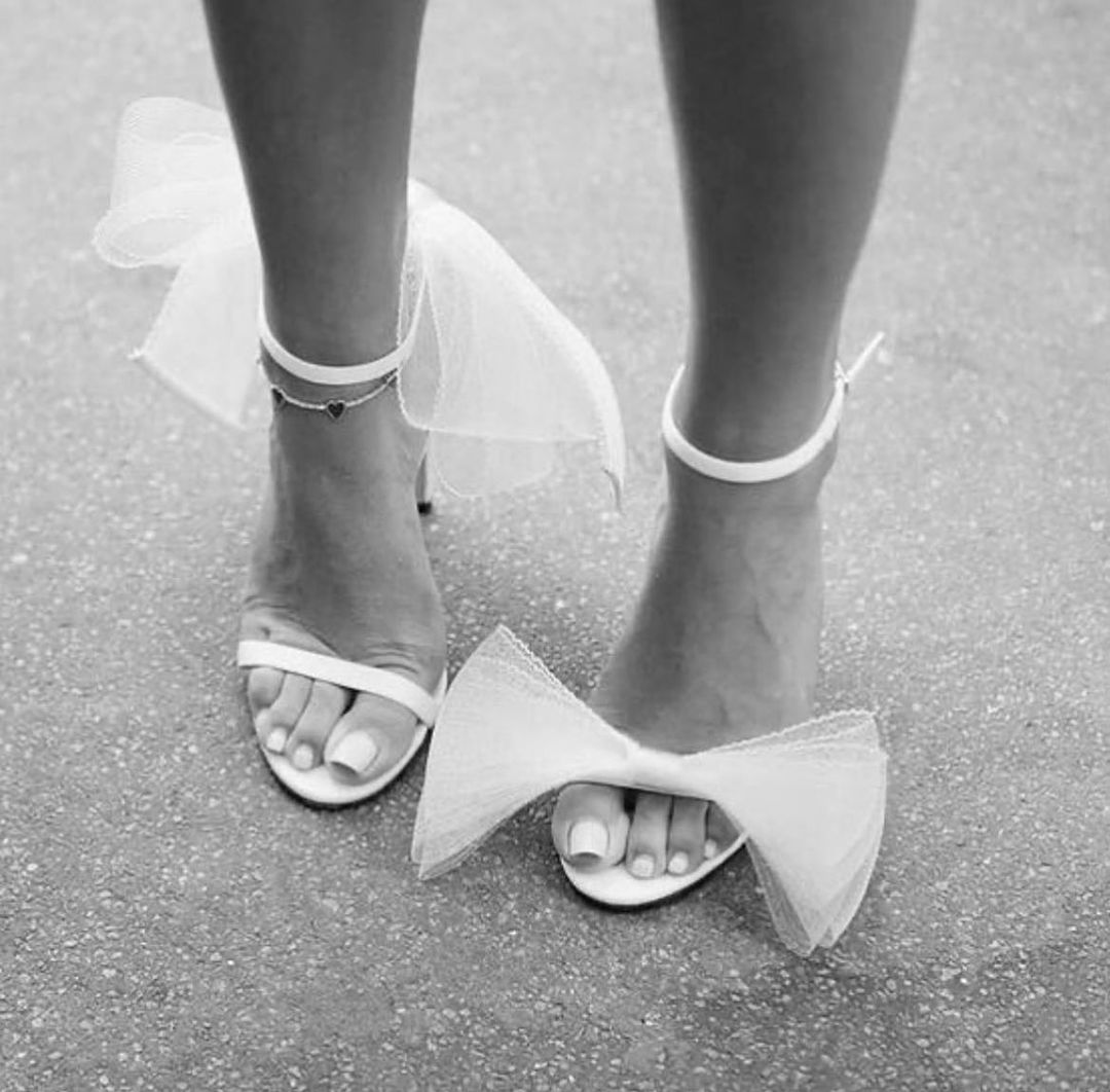 موديل حذاء أنيق وغريب بأكسسوار مستوحى من طرحة العروس.