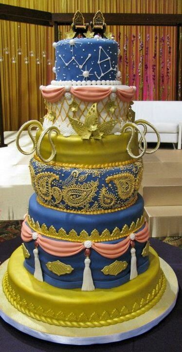 كعكة زفاف بهذه الألوان الشنيعة