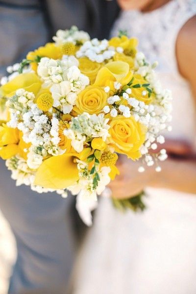 الأبيض والأصفر لباقة تليق بالعروس