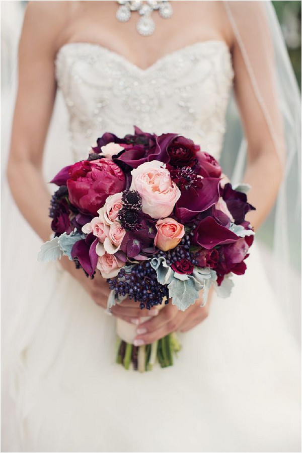 مسكة عروس باللونين البرغندي والزهري