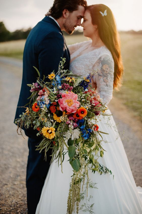 مسكة عروس ملونة مع أوراق طويلة