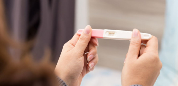 هل نزول افرازات بنية قبل الدورة باسبوع من علامات الحمل