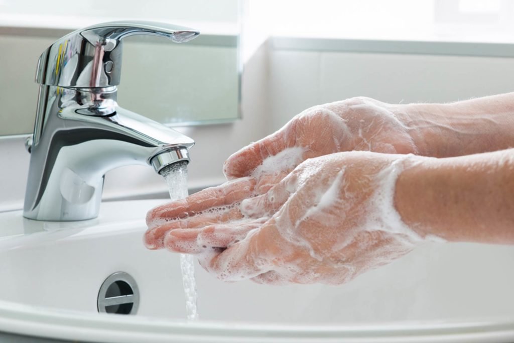 اغسلي يديك جيداً في الماء والصابون