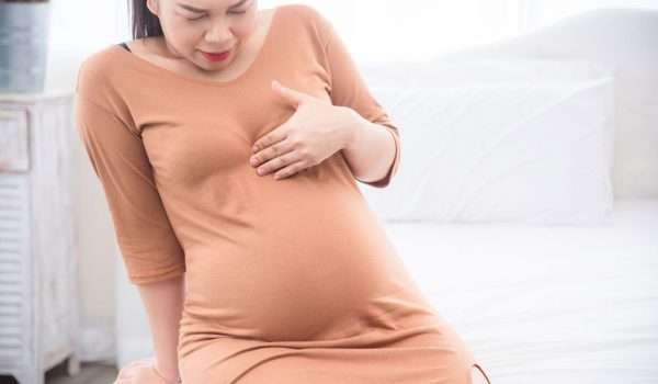 ¿Cuál es la causa del aumento de la frecuencia cardíaca durante el embarazo?