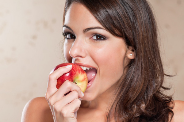 هل التفاح يسمّن؟ وما أهميته في الحياة الجنسية للمرأة؟