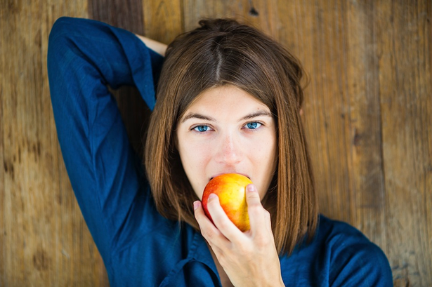 هل التفاح يسمّن؟ وما أهميته في الحياة الجنسية للمرأة؟