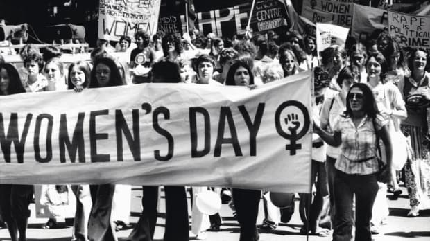 تاريخ اليوم العالمي للمرأة ومسيرات إحتجاجية
