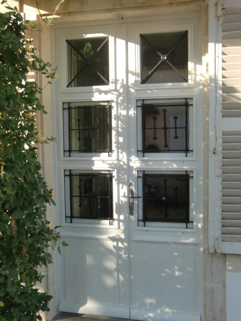 باب حديد أبيض مع نوافذ من الزجاج والحديد الأسود