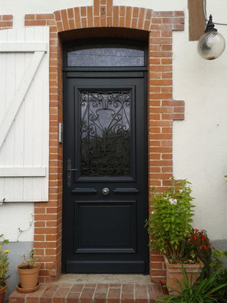 باب حديد أسود مع زجاج
