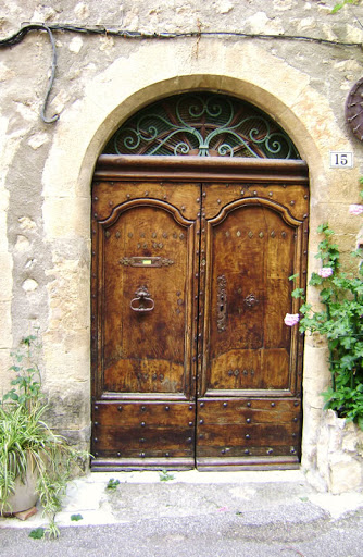 باب حديد بني تقليدي