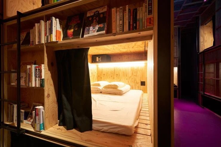 اليابان: فندق من سرير وكتاب