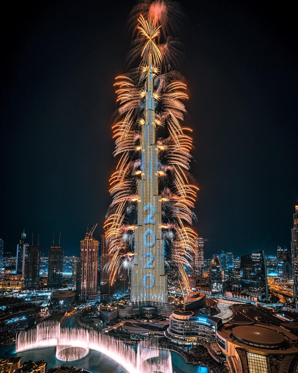 برج خليفة يبهر العالم بعرضٍ مذهل في دبي ليلة رأس السنة