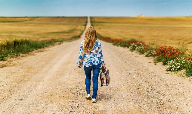 اکیلی خواتین کے لیے لمبی سڑک پر چلنے کے خواب کی تعبیر
