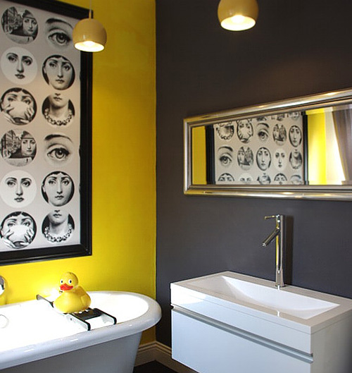 الأصفر وإطارات الصور لحمام عصري