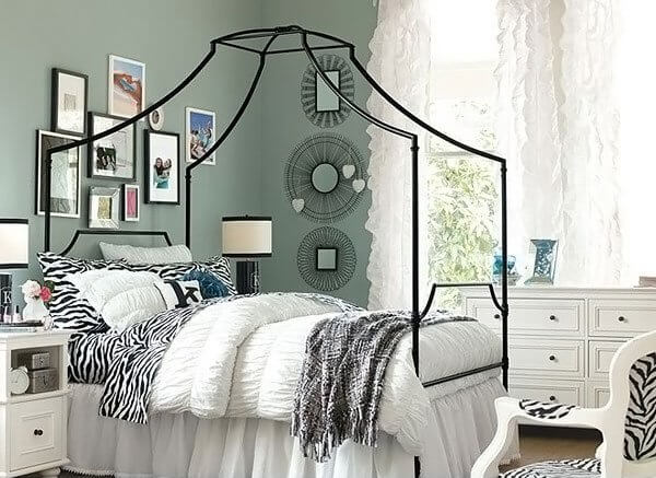 غرفة نوم صغيرة باللون الأبيض