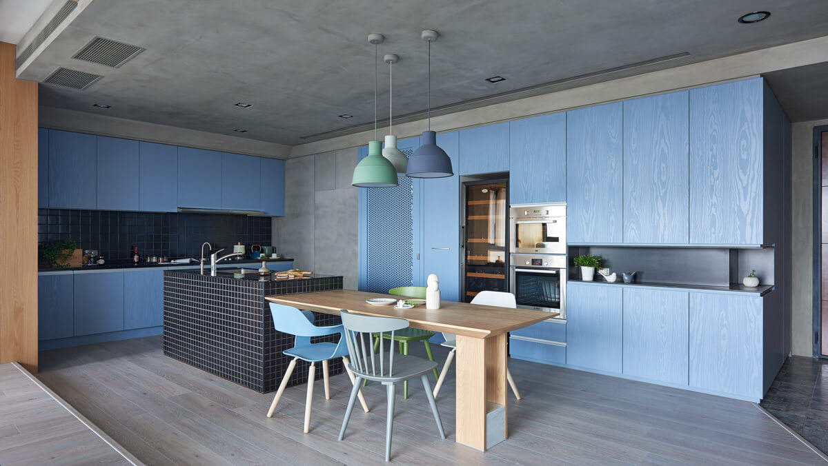 مطبخ ازرق مع الطاولة والمغسلة في الوسط