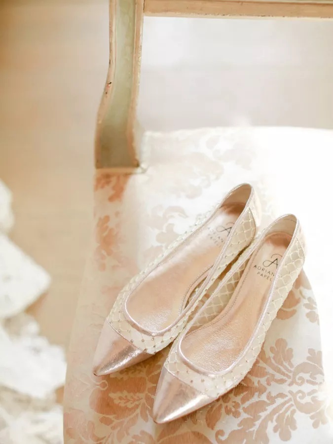 حذاء مسطح يناسب العروس الطويلة