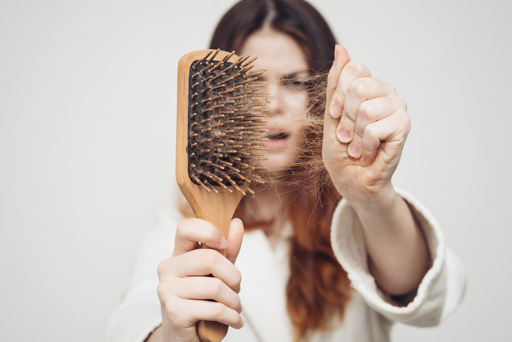 ما اسباب تساقط الشعر الكثيف لدى النساء