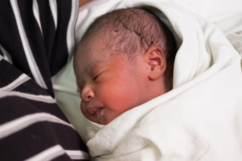 تفسير حلم الولادة لغير الحامل بالمنام