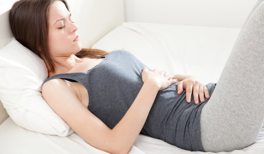 اسباب افرازات الحمل في الشهر الأول
