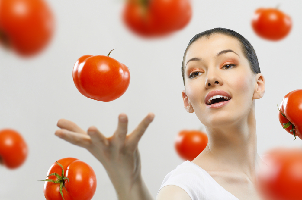 لن تصدقي فوائد الطماطم للوجه