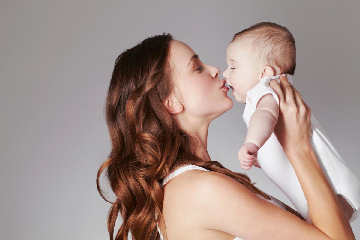 أمراض تصيب طفلك الرضيع عند تقبيله