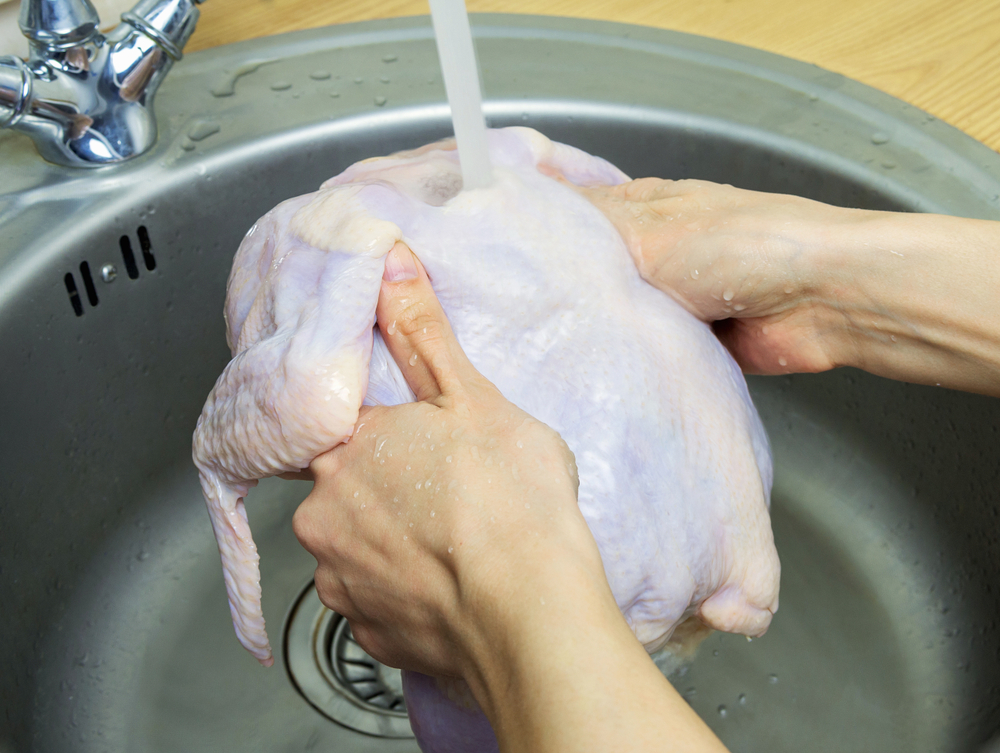 لا تغسلي الدجاج النيء إطلاقاً قبل الطبخ!