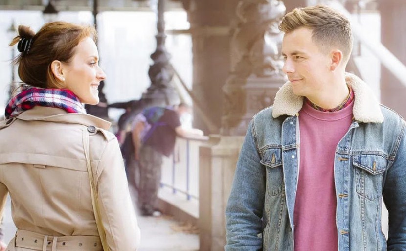علامات_حب_الرجل_للمرأة_من_بعيد