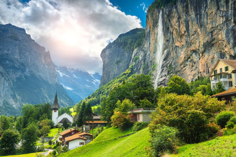 السياحة في سويسرا: لاوتربرونين تتربع على عرش الجمال الأوروبي