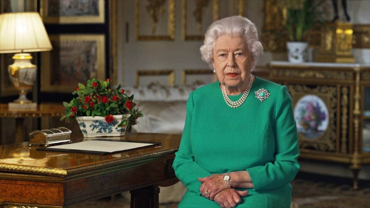 معقول أن ترتدي جدتك أزياء من وحي الملكة إليزابيث؟