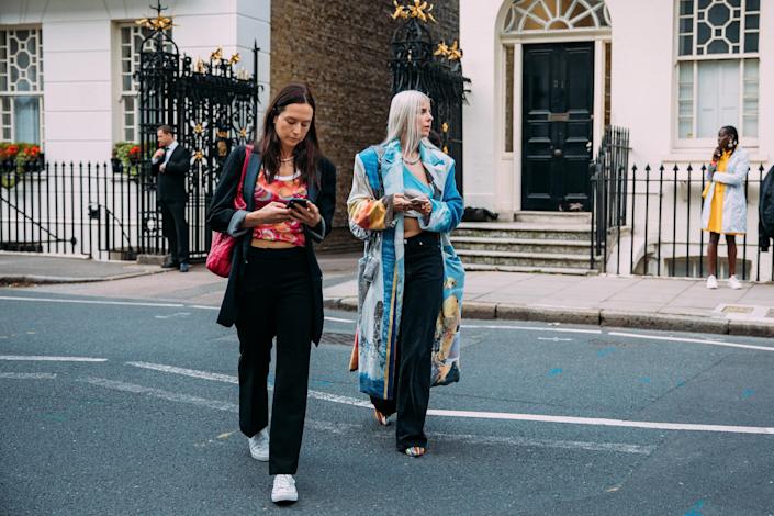 جولة على أجمل إطلالات الشارع ضمن أسبوع الموضة في لندن