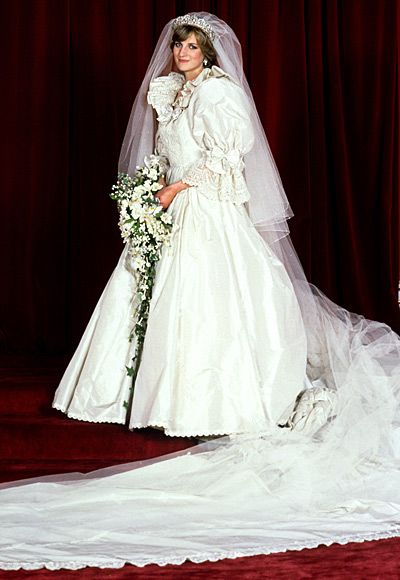 الأميرة ديانا في فستان الزفاف
