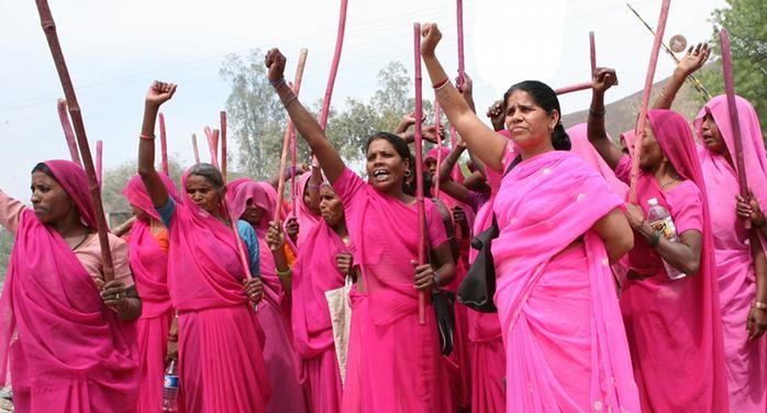  العصابة الوردية الهندية سلاحها العصي لوقف العنف ضد المرأة