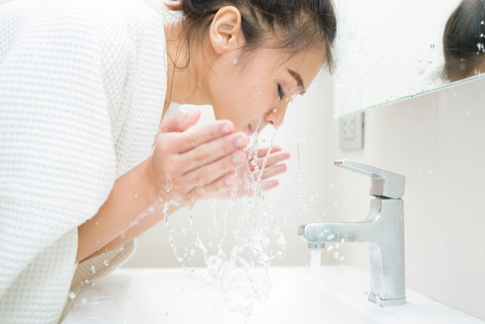 كيف يساعد غسل الوجه بالماء البارد في تحسين بشرتك